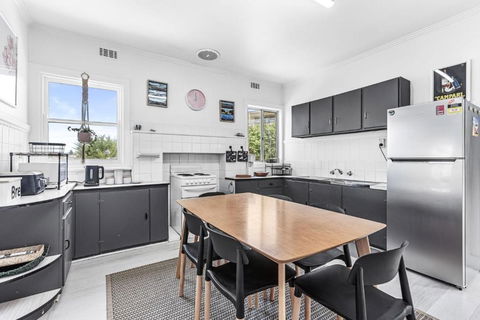 Absolute Beachfront Views Apollo Bay - Accommodation Cooktown 2