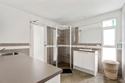 Absolute Luxury Beachfront - Middleton - BYO Linen - Accommodation Cooktown 4