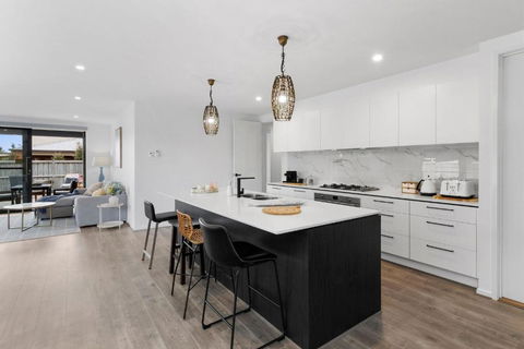 ADELPHI In The Point - Accommodation Cooktown 4