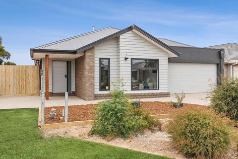 ADELPHI In The Point - Accommodation Cooktown 0