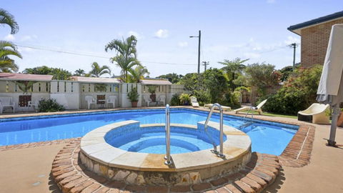 Affordable, Pool, Spa, Beach, Bbq, Sleeps 4 - Accommodation Cooktown 2