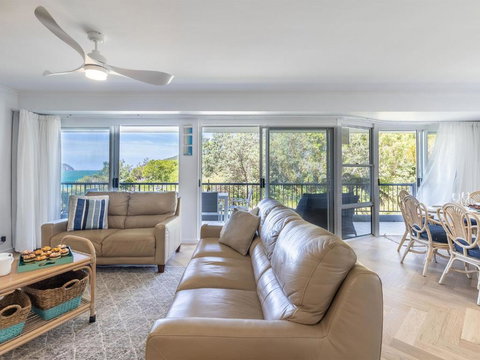 Albacore 3 Waterfront Pool Lift And Views - Accommodation Cooktown 2