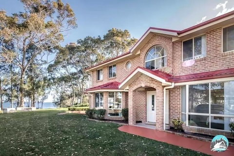 Aircabin - Tuggerawong - Lake Front - 9 Beds House - Accommodation Cooktown 1