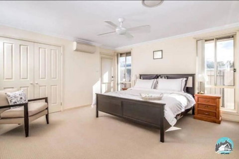 Aircabin - Tuggerawong - Lake Front - 9 Beds House - Accommodation Cooktown 2