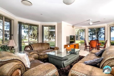 Aircabin - Tuggerawong - Lake Front - 9 Beds House - Accommodation Cooktown 3