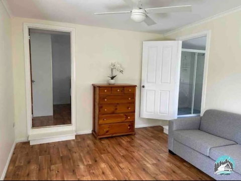 Aircabin - Tuggerawong - Lake Front - 9 Beds House - Accommodation Cooktown 4