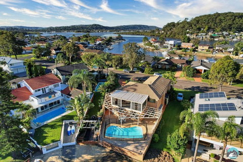 Aircabin - Woy Woy - Water Front - 6 Beds Lux Home - Accommodation Cooktown 2