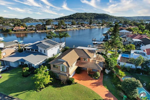 Aircabin - Woy Woy - Water Front - 6 Beds Lux Home - Accommodation Cooktown 3