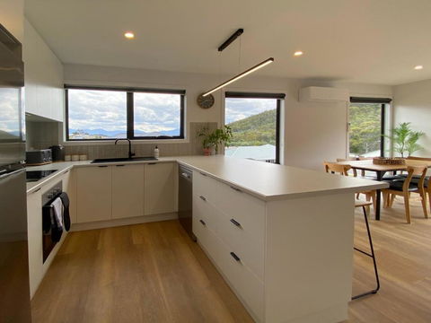 Albatross Rise - Modern Family Home - Accommodation Cooktown 3