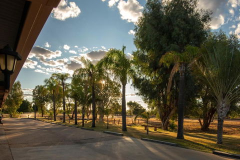 Albert Park Motor Inn-KING BEDS-POOL-SHADED PARKING - Accommodation Cooktown 2