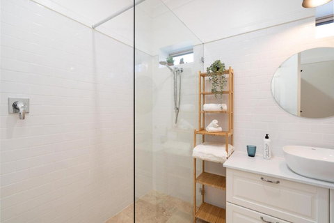 Alderwood Cottage - Cottage W Gorgeous Dam Views! - Accommodation Cooktown 3