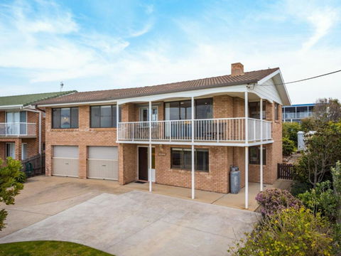 Allawah Beach House - 29 Dalmeny Drive, Kianga - Accommodation Cooktown 0