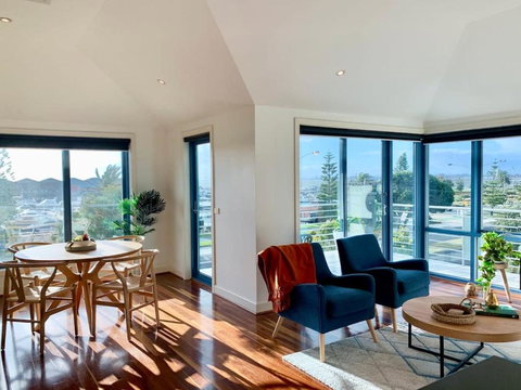 Amazing Beachfront & City Views 2 Bed 2 Bathroom - Accommodation Cooktown 2