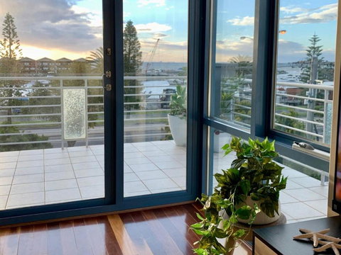 Amazing Beachfront & City Views 2 Bed 2 Bathroom - Accommodation Cooktown 4