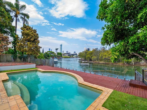 Amazing Broadwater City View Holiday Home With Pool - Accommodation Cooktown 1