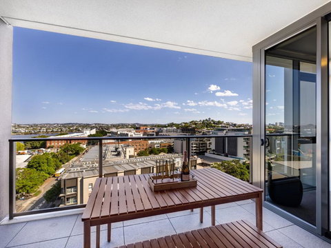Amazing Cityview Glamourous 2BR Apt W Parkpool - Accommodation Cooktown 3