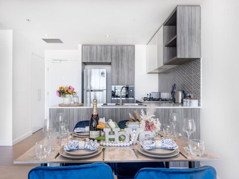 Amazing Cityview Glamourous 2BR Apt W Parkpool - Accommodation Cooktown 4