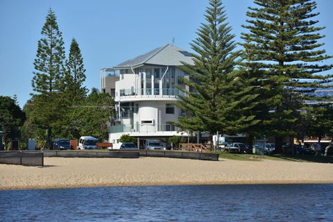 Amazing Currimundi Lakefront Ocean Penthouse - Accommodation Cooktown 4