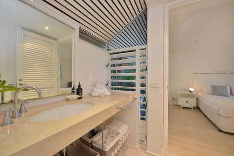 Anjea - Luxury 5 Bedroom Home By The Beach - Accommodation Cooktown 3