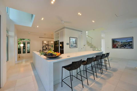 Anjea - Luxury 5 Bedroom Home By The Beach - Accommodation Cooktown 4