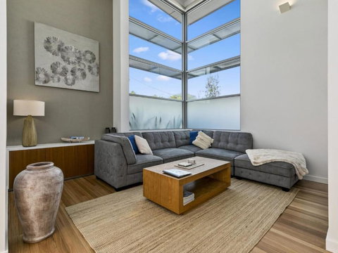 Anna Superbly Stylish Luxury Townhouse - Accommodation Cooktown 3