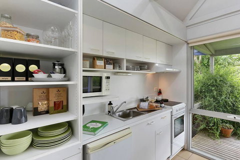 Apollo Bay Beach Bungalow - Couples Retreat - Accommodation Cooktown 4