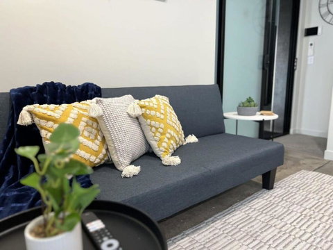 Apt With Aircon & Loft Bedroom Great Location - Accommodation Cooktown 2