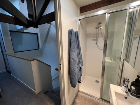 Apt With Aircon & Loft Bedroom Great Location - Accommodation Cooktown 4