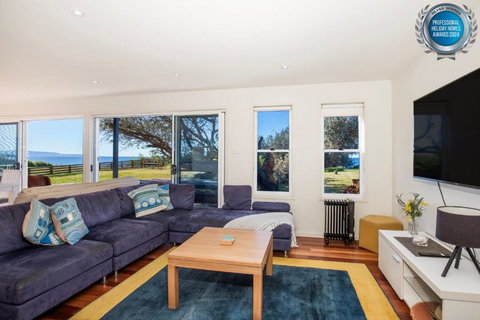 Aqua Beachfront - Pet Friendly - 2 Mins Walk To Beach - Accommodation Cooktown 1