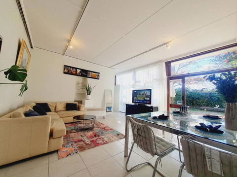 Architectural Bright Open 2B&1B Home With A Private Garden At Yarralumla - Accommodation Cooktown 3