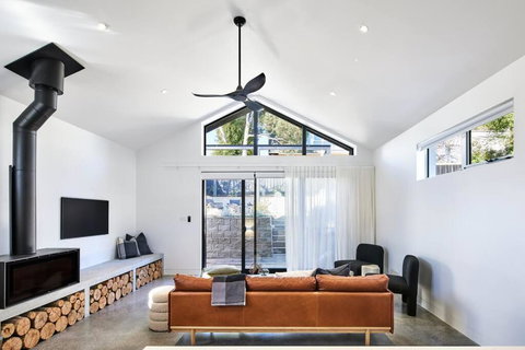 Architectural Brilliance - Sandy Bay - Accommodation Cooktown 4