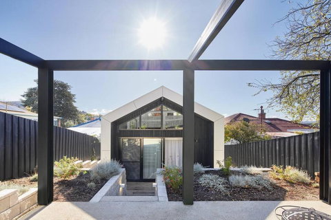 Architectural Brilliance - Sandy Bay - Accommodation Cooktown 2