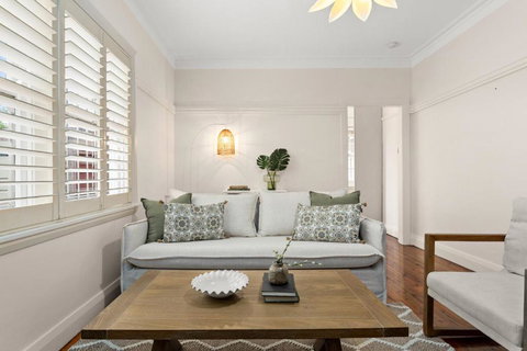 Art Deco Coastal Living, Minutes To The Sand - Accommodation Cooktown 0