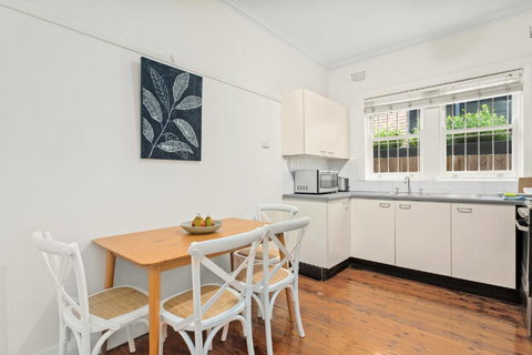 Art Deco Coastal Living, Minutes To The Sand - Accommodation Cooktown 3