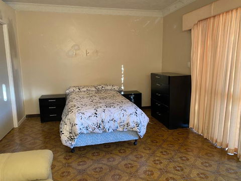 Aspley Large Room & Share Bathroom With Other Guests - Accommodation Cooktown 1