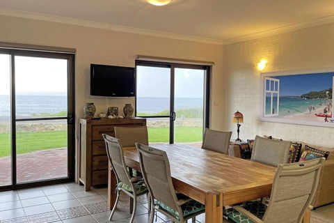 Augusta Beachfront - Watch The Whales Go By - Accommodation Cooktown 3