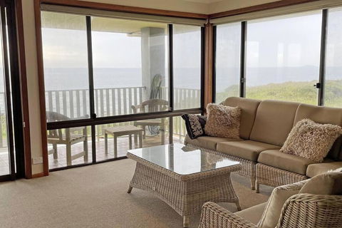 Augusta Beachfront - Watch The Whales Go By - Accommodation Cooktown 4