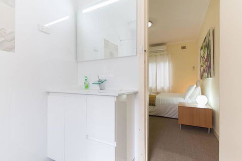 B5 Crawley Apartment 1 BRM & Sleepout Near UWA - Accommodation Cooktown 2