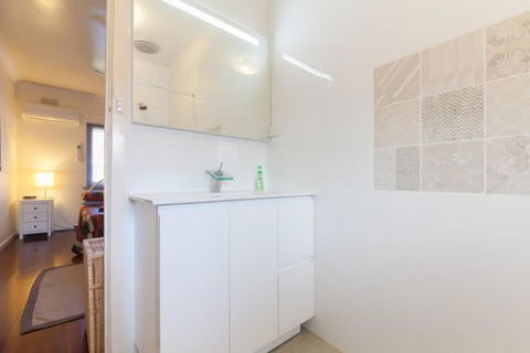 B7 Crawley Apartment 1 BRM & Sleepout Near UWA - Accommodation Cooktown 0