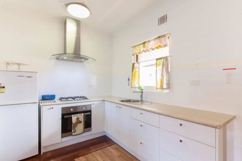 B8 Crawley Apartment 1 BRM & Sleepout Near UWA - Accommodation Cooktown 2