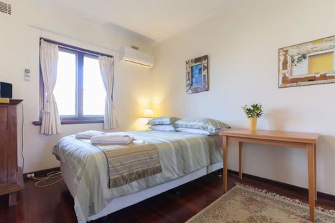 B8 Crawley Apartment 1 BRM & Sleepout Near UWA - Accommodation Cooktown 3