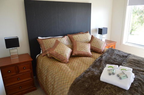 BATHURST GOLDFIELDS RESIDENCE On MOUNT PANORAMA - Accommodation Cooktown 0