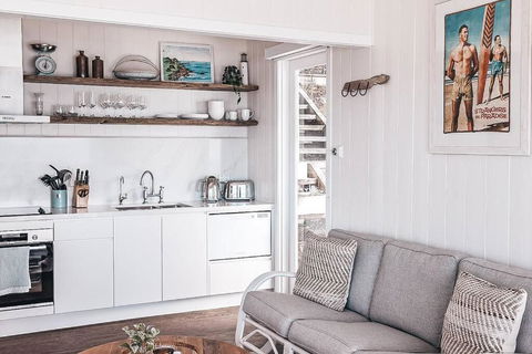 BAY PROPERTIES . Beach House Studio - Accommodation Cooktown 1