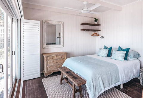 BAY PROPERTIES . Beach House Studio - Accommodation Cooktown 3