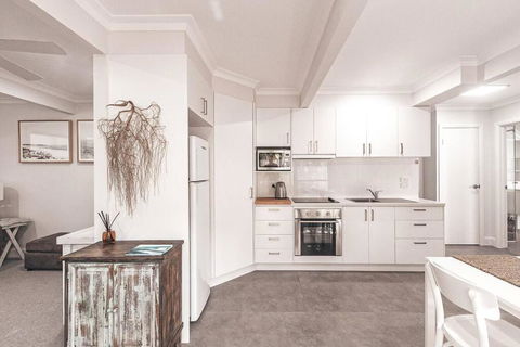 BAY PROPERTIES . Summer Salt On Main - Accommodation Cooktown 4
