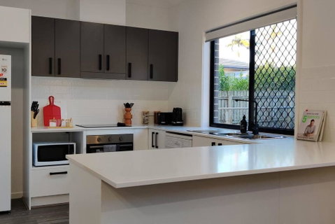 BAYWATER RETREAT- WALK TO WATER - QUIET STREET - CENTRAL TO BRISBANE CITY GOLD COAST AND SUNSHINE COASt! - Accommodation Cooktown 2