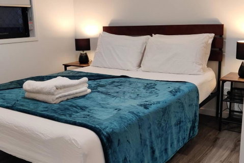 BAYWATER RETREAT- WALK TO WATER - QUIET STREET - CENTRAL TO BRISBANE CITY GOLD COAST AND SUNSHINE COASt! - Accommodation Cooktown 3
