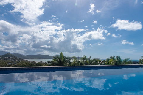 Viewpoint Holiday Home - Cannonvale - Accommodation Cooktown 1