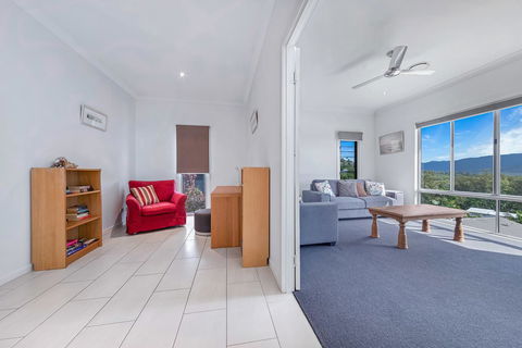 Viewpoint Holiday Home - Cannonvale - Accommodation Cooktown 7