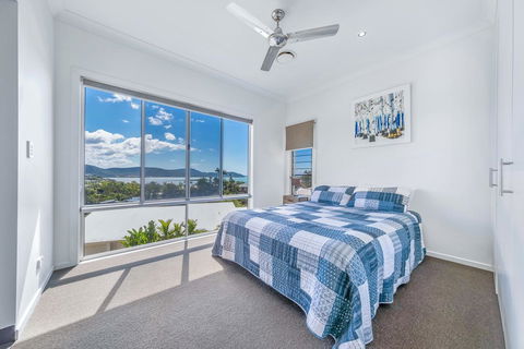 Viewpoint Holiday Home - Cannonvale - Accommodation Cooktown 9